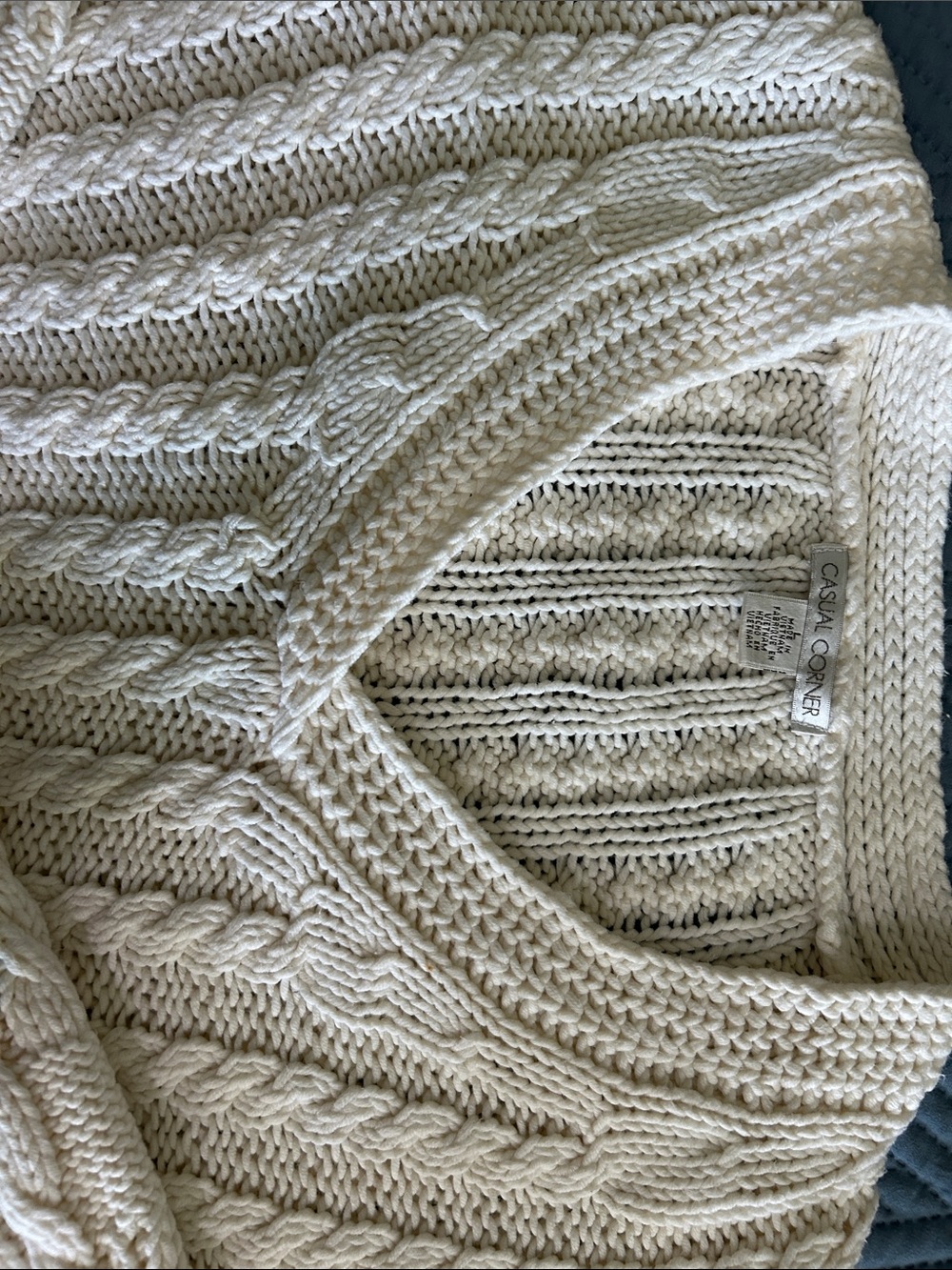 Casual Corner size L Cream/White Cable-Knit V-Neck Sweater Coastal style
